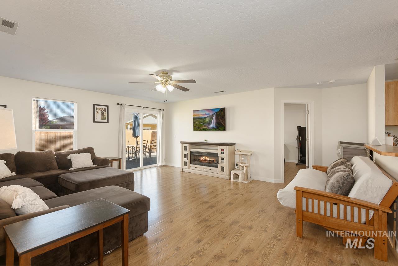 214 Parkmont Way, Caldwell, Idaho 83605, 3 Bedrooms, 2 Bathrooms, Residential For Sale, Price $345,000, 98986630