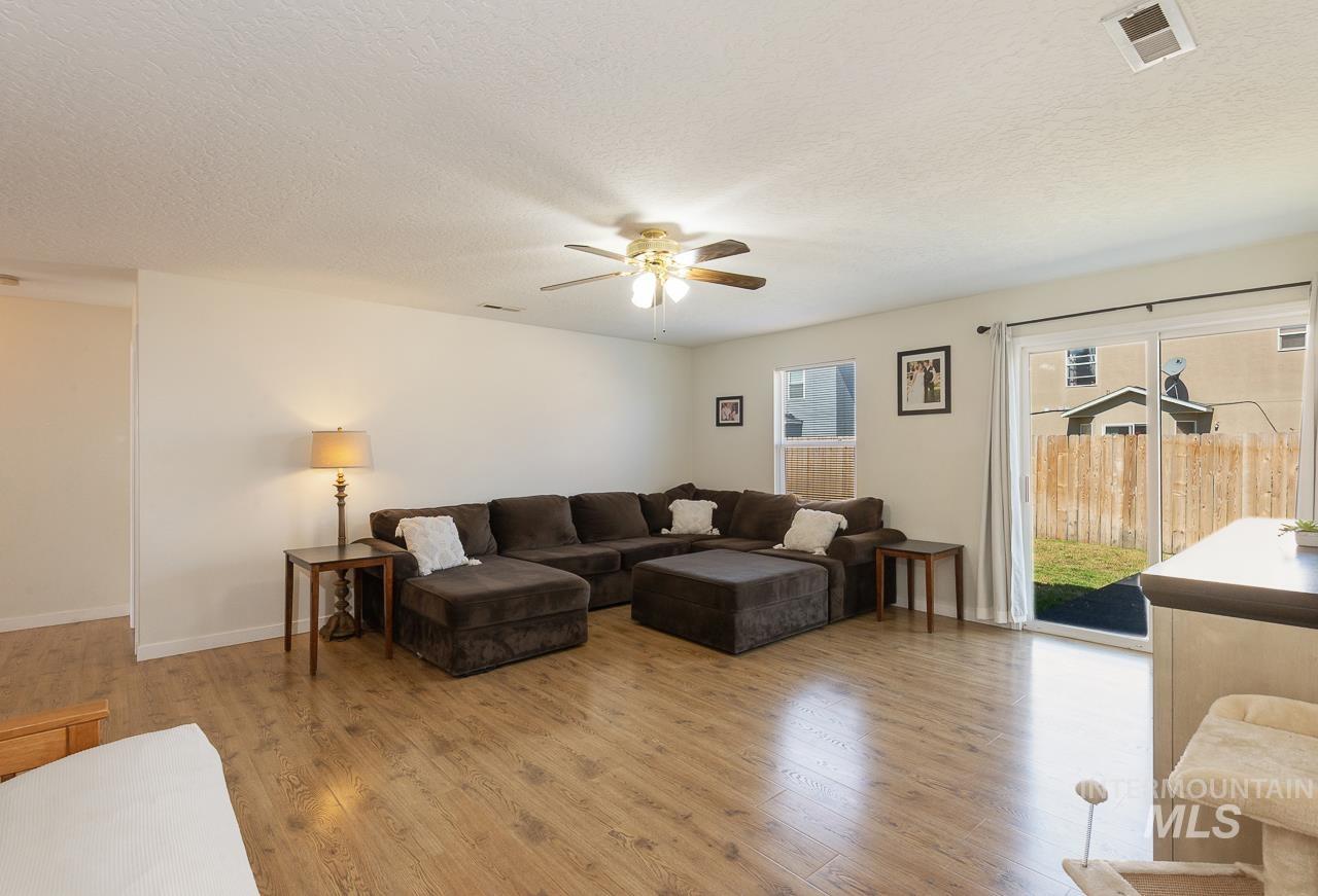 214 Parkmont Way, Caldwell, Idaho 83605, 3 Bedrooms, 2 Bathrooms, Residential For Sale, Price $345,000, 98986630