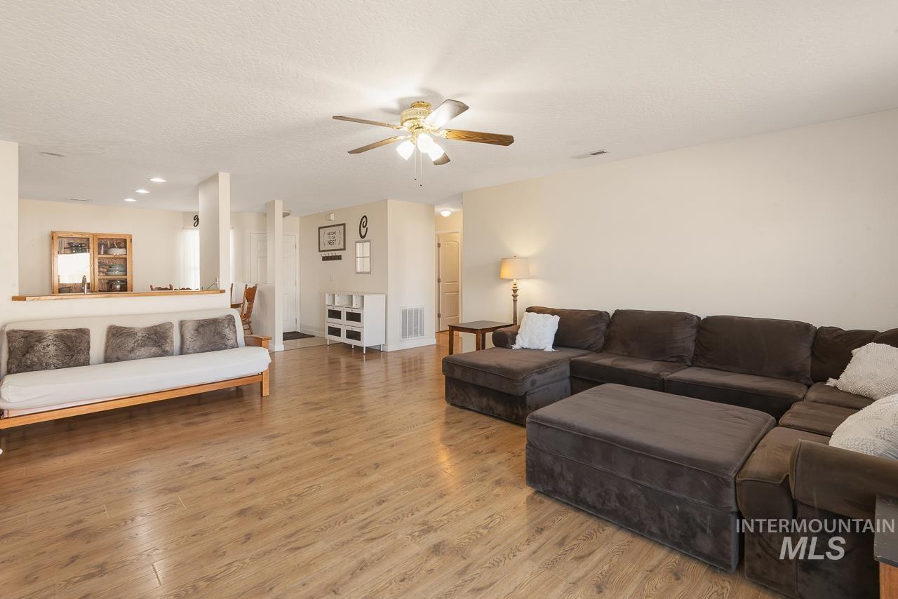 214 Parkmont Way, Caldwell, Idaho 83605, 3 Bedrooms, 2 Bathrooms, Residential For Sale, Price $345,000, 98986630