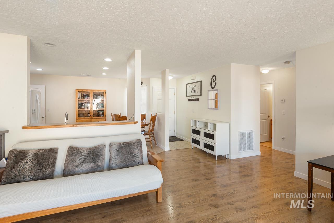 214 Parkmont Way, Caldwell, Idaho 83605, 3 Bedrooms, 2 Bathrooms, Residential For Sale, Price $345,000, 98986630