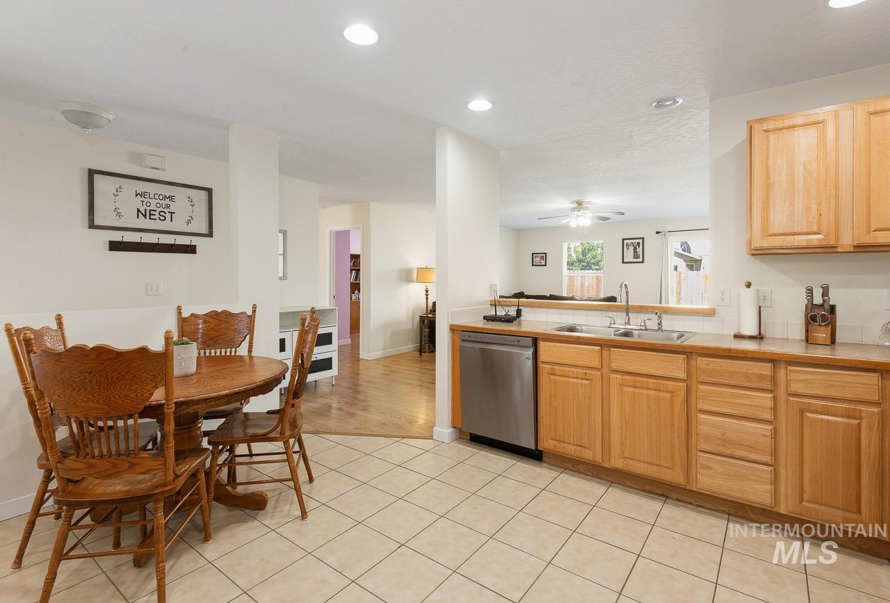 214 Parkmont Way, Caldwell, Idaho 83605, 3 Bedrooms, 2 Bathrooms, Residential For Sale, Price $345,000, 98986630