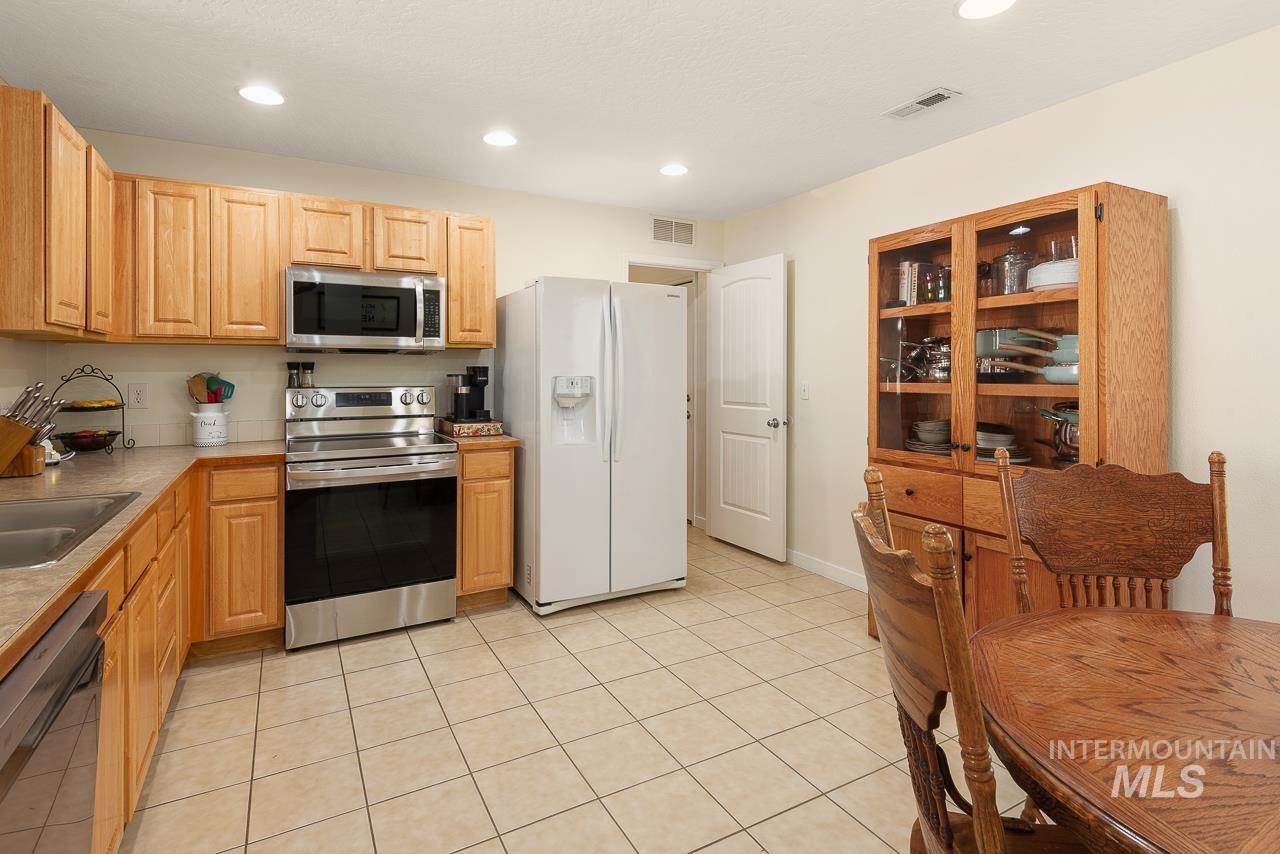 214 Parkmont Way, Caldwell, Idaho 83605, 3 Bedrooms, 2 Bathrooms, Residential For Sale, Price $345,000, 98986630