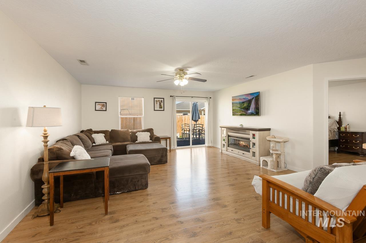 214 Parkmont Way, Caldwell, Idaho 83605, 3 Bedrooms, 2 Bathrooms, Residential For Sale, Price $345,000, 98986630