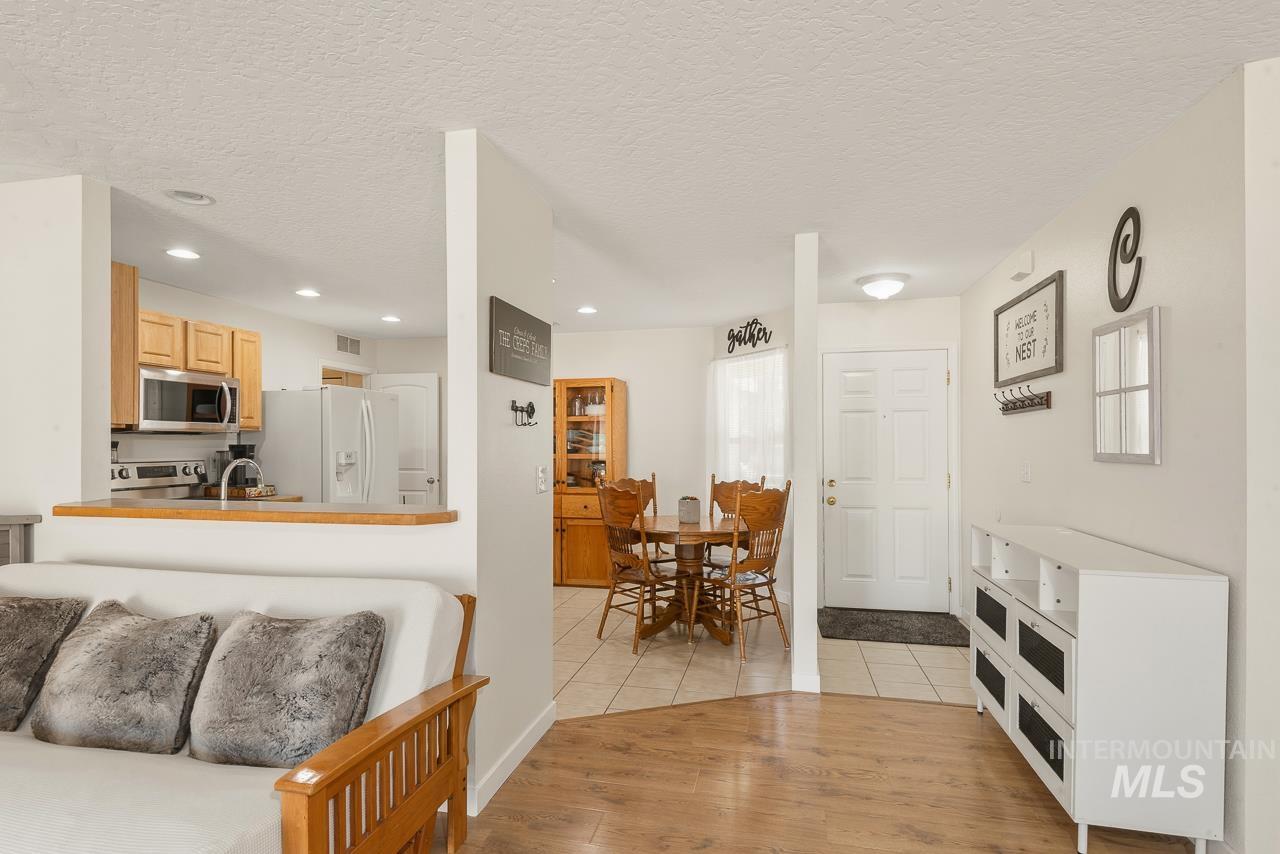 214 Parkmont Way, Caldwell, Idaho 83605, 3 Bedrooms, 2 Bathrooms, Residential For Sale, Price $345,000, 98986630