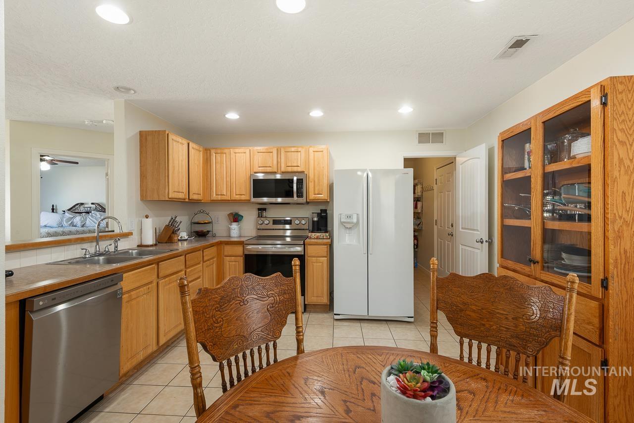 214 Parkmont Way, Caldwell, Idaho 83605, 3 Bedrooms, 2 Bathrooms, Residential For Sale, Price $345,000, 98986630