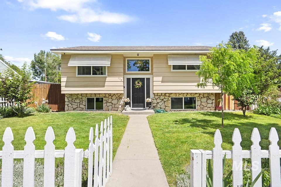 113 E Montana Ave, Homedale, Idaho 83628-0000, 5 Bedrooms, 2 Bathrooms, Residential For Sale, Price $355,000, 98986640
