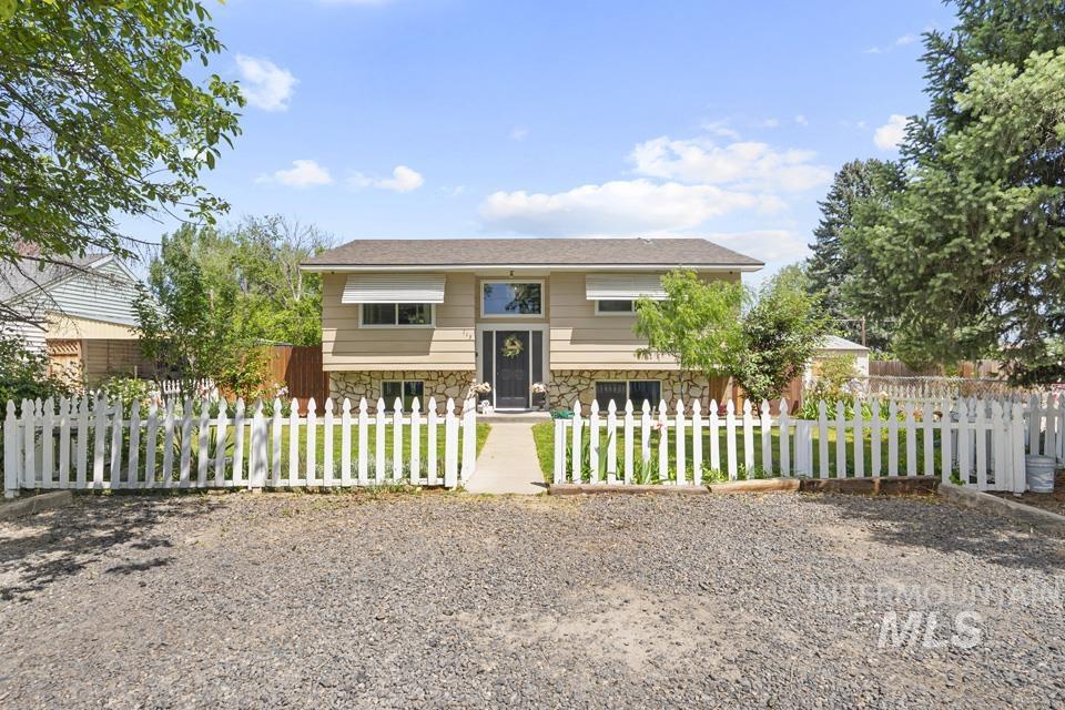 113 E Montana Ave, Homedale, Idaho 83628-0000, 5 Bedrooms, 2 Bathrooms, Residential For Sale, Price $355,000, 98986640