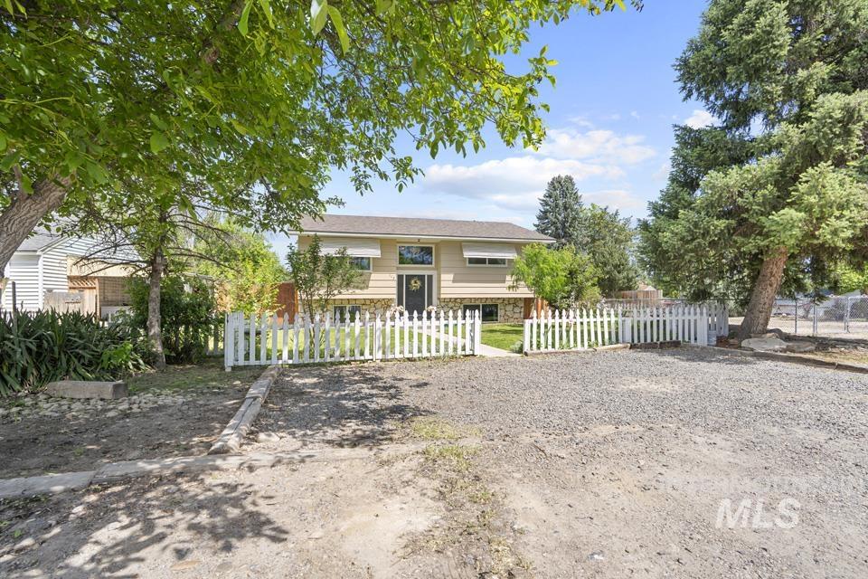 113 E Montana Ave, Homedale, Idaho 83628-0000, 5 Bedrooms, 2 Bathrooms, Residential For Sale, Price $355,000, 98986640