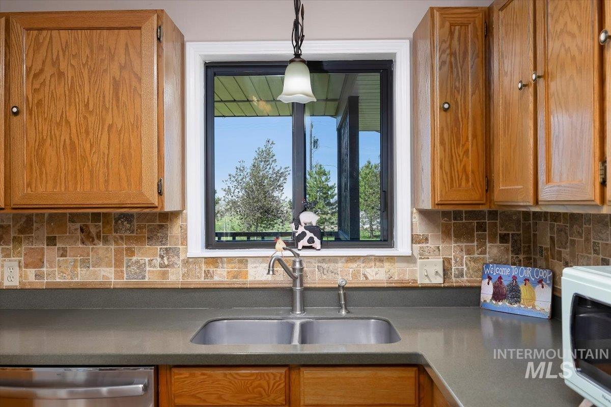 1030 Clear Creek Drive, Buhl, Idaho 83316, 3 Bedrooms, 2 Bathrooms, Residential For Sale, Price $450,000,MLS 98986650