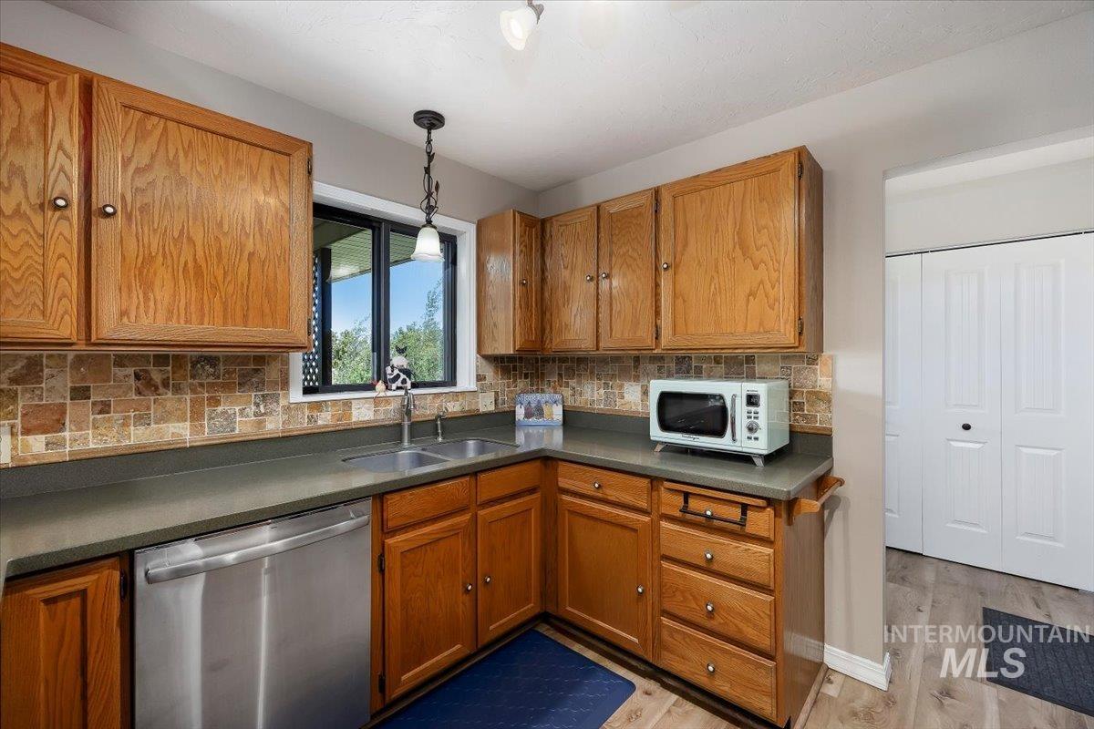 1030 Clear Creek Drive, Buhl, Idaho 83316, 3 Bedrooms, 2 Bathrooms, Residential For Sale, Price $450,000,MLS 98986650