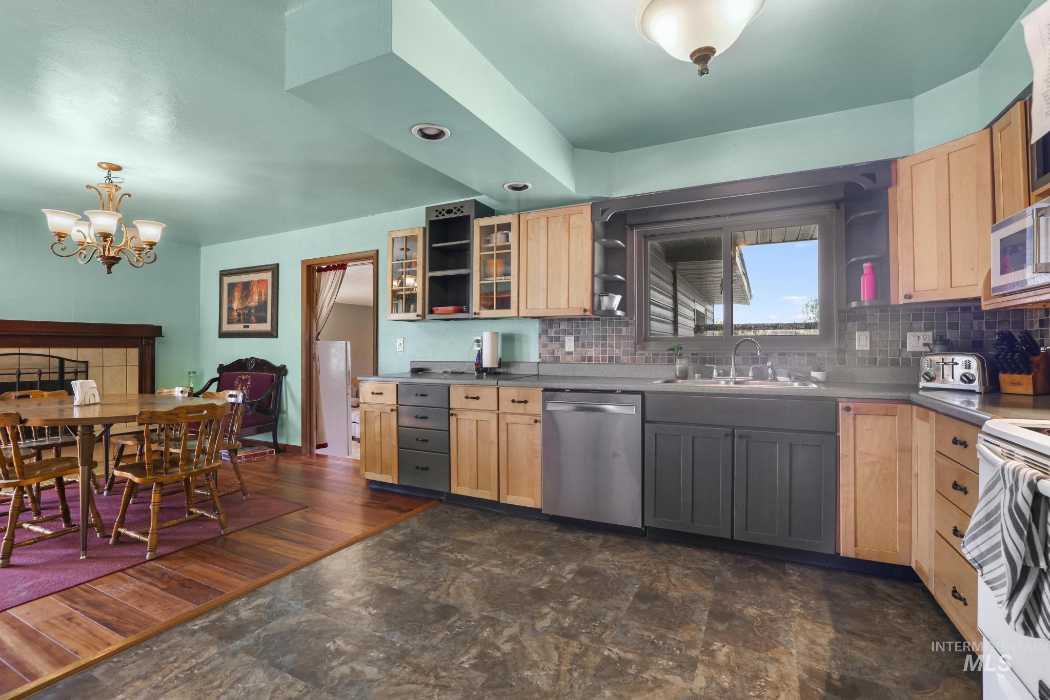1617 9th Ave E, Gooding, Idaho 83330, 5 Bedrooms, 2 Bathrooms, Residential For Sale, Price $519,999, 98986662