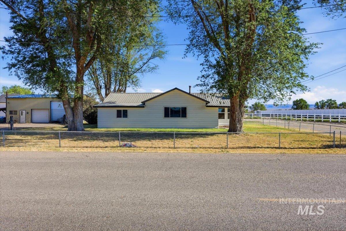 956 SE Hamilton Rd, Mountain Home, Idaho 83647, 3 Bedrooms, 1.5 Bathrooms, Residential For Sale, Price $424,900,MLS 98986663