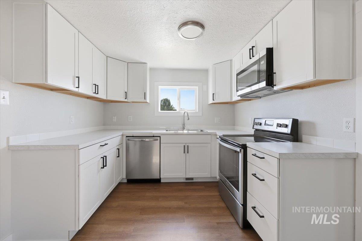 956 SE Hamilton Rd, Mountain Home, Idaho 83647, 3 Bedrooms, 1.5 Bathrooms, Residential For Sale, Price $424,900,MLS 98986663