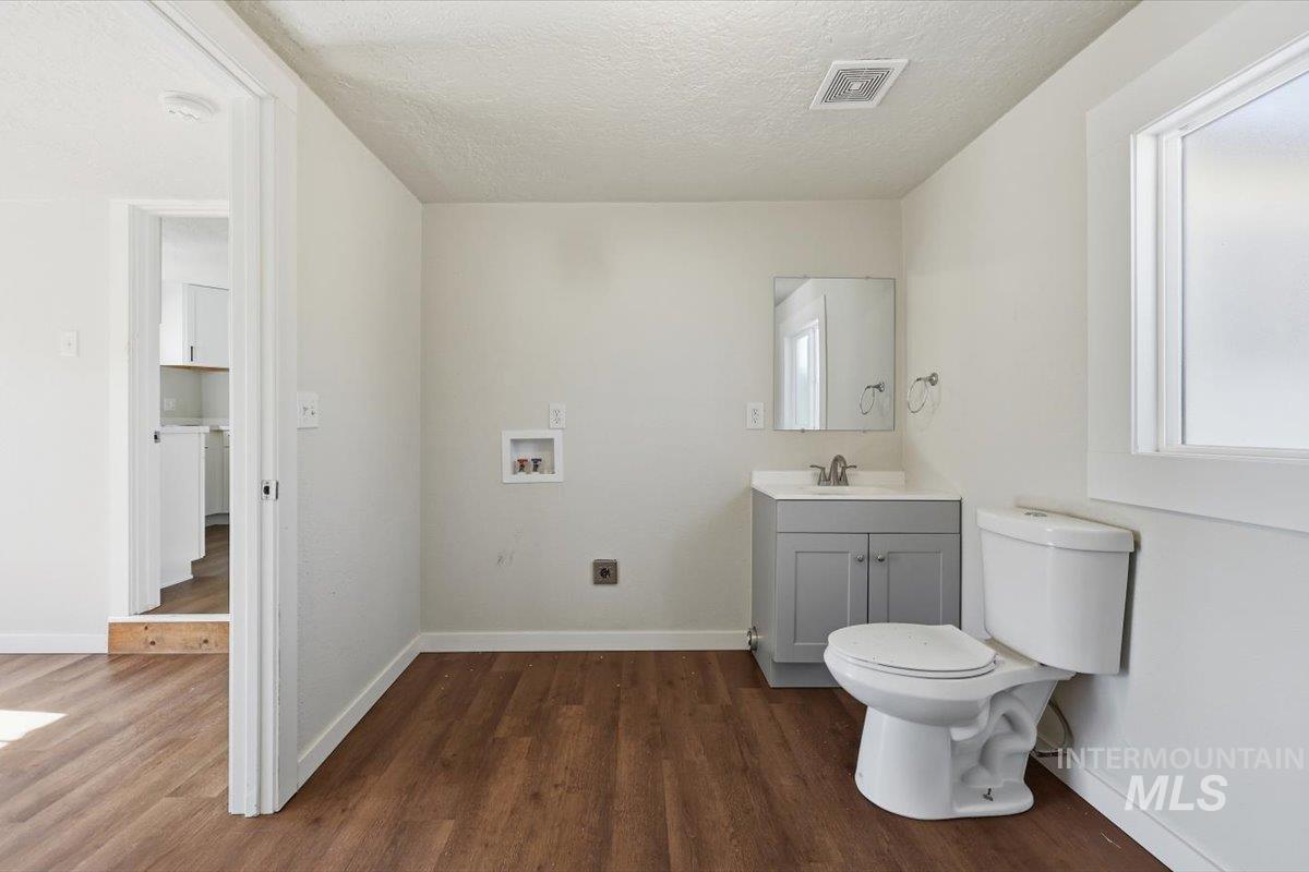 956 SE Hamilton Rd, Mountain Home, Idaho 83647, 3 Bedrooms, 1.5 Bathrooms, Residential For Sale, Price $424,900,MLS 98986663