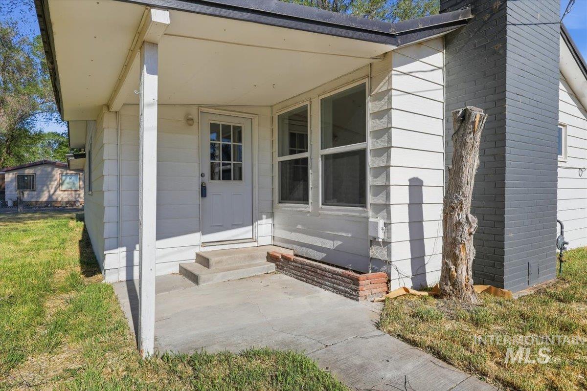 956 SE Hamilton Rd, Mountain Home, Idaho 83647, 3 Bedrooms, 1.5 Bathrooms, Residential For Sale, Price $424,900,MLS 98986663