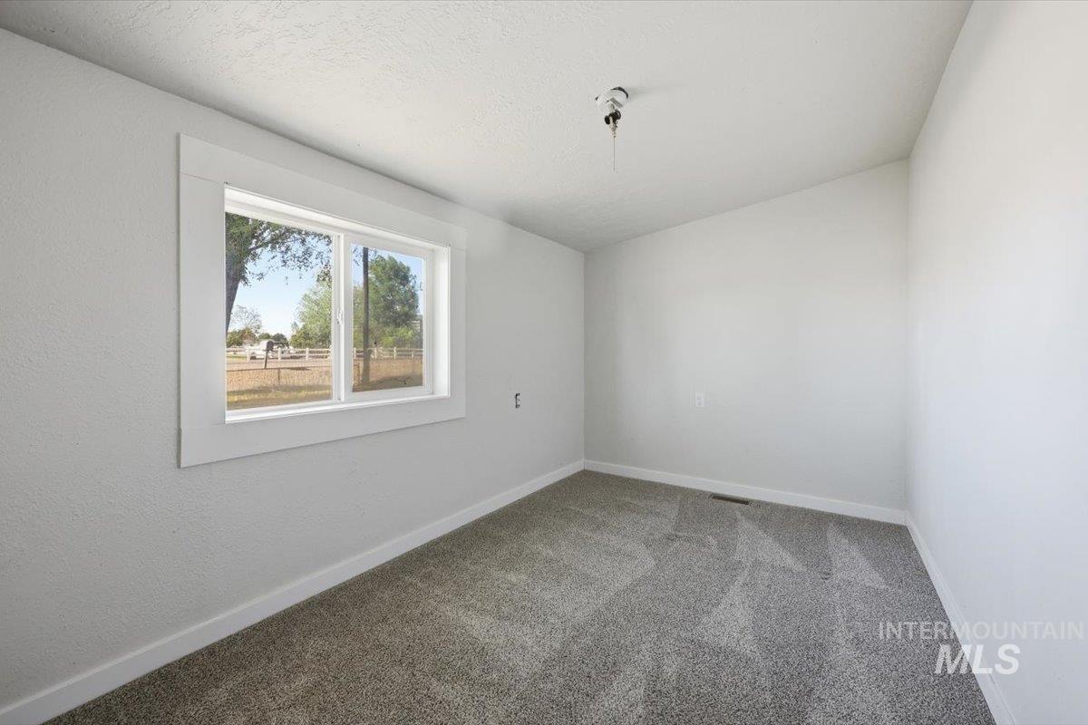 956 SE Hamilton Rd, Mountain Home, Idaho 83647, 3 Bedrooms, 1.5 Bathrooms, Residential For Sale, Price $424,900,MLS 98986663