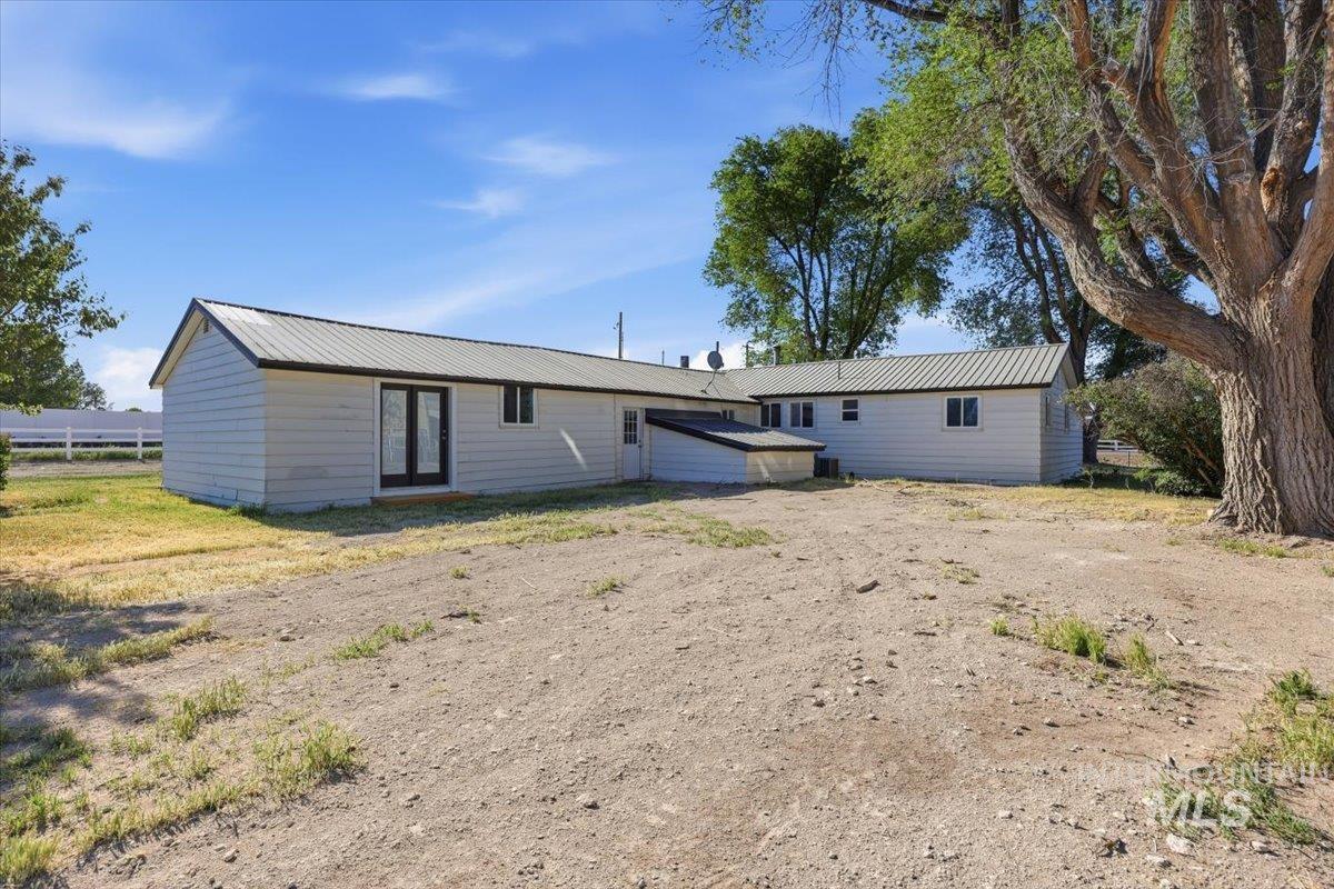 956 SE Hamilton Rd, Mountain Home, Idaho 83647, 3 Bedrooms, 1.5 Bathrooms, Residential For Sale, Price $424,900,MLS 98986663