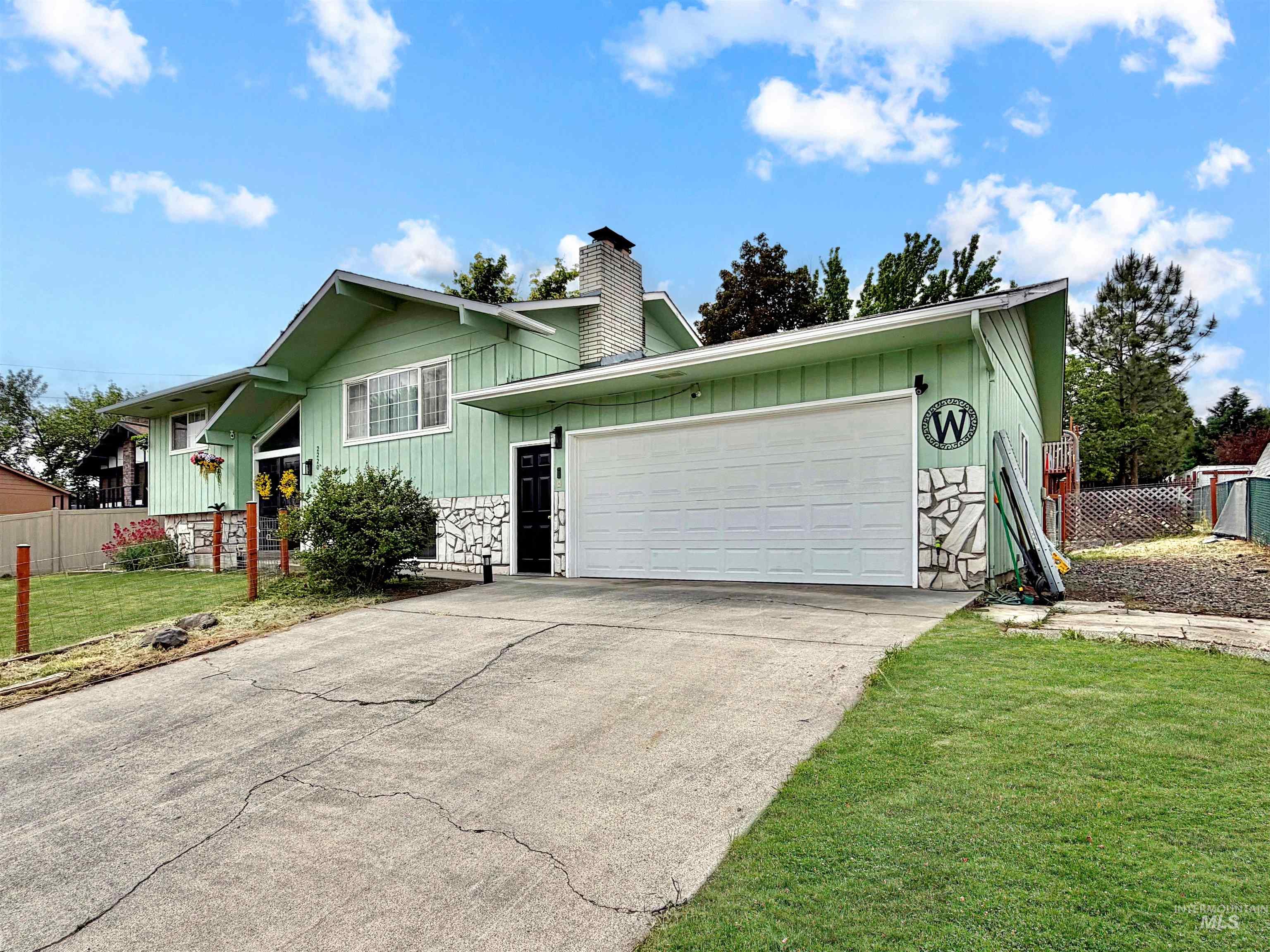 2220 Schaefer Drive, Clarkston, Washington 99403, 4 Bedrooms, 2 Bathrooms, Residential For Sale, Price $415,000,MLS 98986670