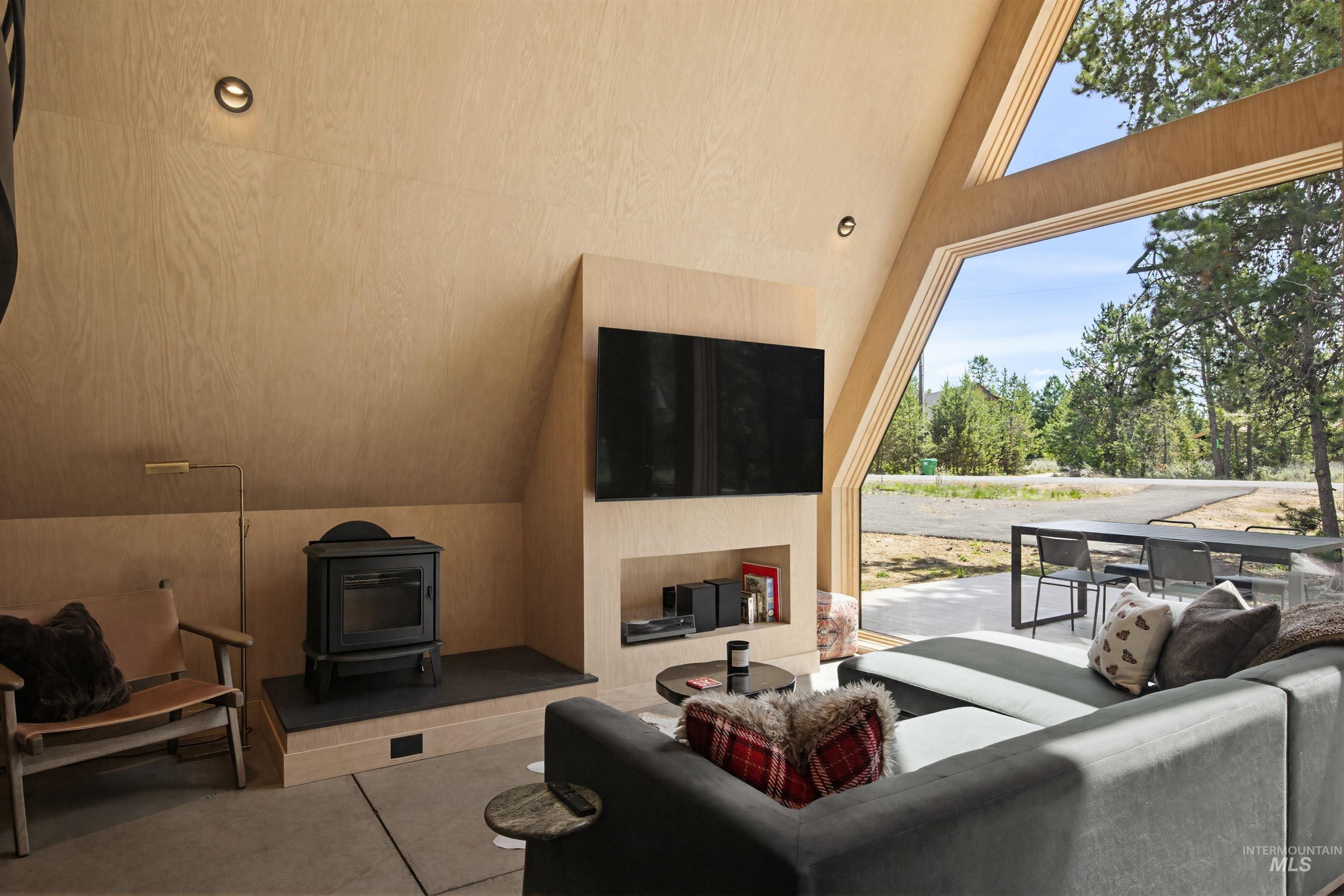 152 Forest Place, Donnelly, Idaho 83615, 2 Bedrooms, 2.5 Bathrooms, Residential For Sale, Price $849,000, 98986677