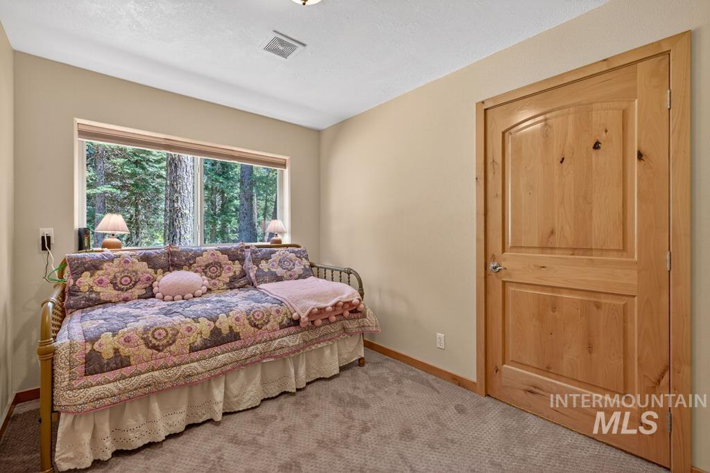 31 Eagle Trail, Donnelly, Idaho 83615, 4 Bedrooms, 2.5 Bathrooms, Residential For Sale, Price $895,000, 98986688