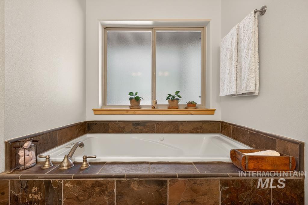 31 Eagle Trail, Donnelly, Idaho 83615, 4 Bedrooms, 2.5 Bathrooms, Residential For Sale, Price $895,000, 98986688