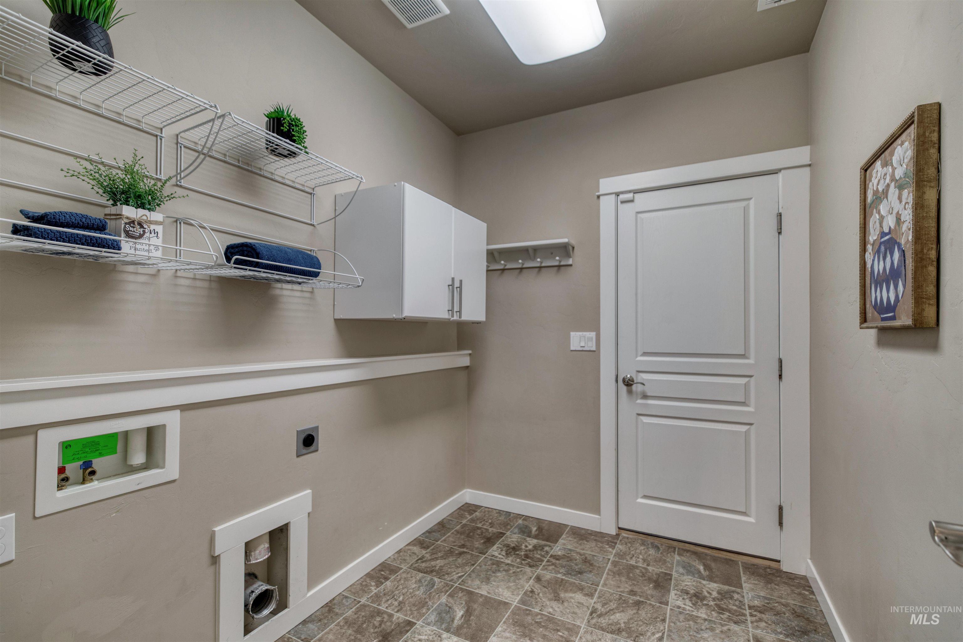 7733 N Abe Avenue, Boise, Idaho 83714-5519, 3 Bedrooms, 2 Bathrooms, Residential For Sale, Price $533,000,MLS 98986720