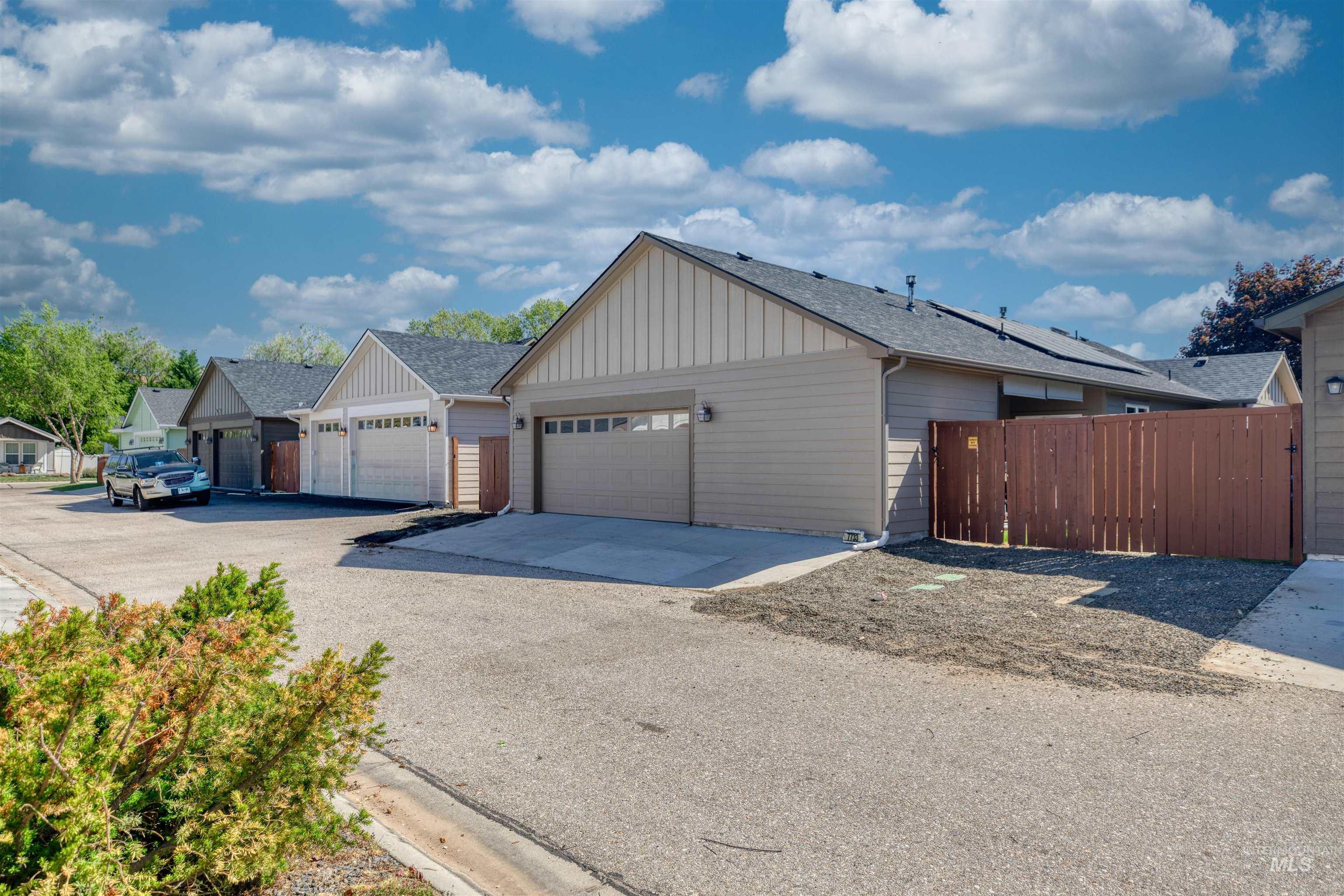 7733 N Abe Avenue, Boise, Idaho 83714-5519, 3 Bedrooms, 2 Bathrooms, Residential For Sale, Price $533,000,MLS 98986720