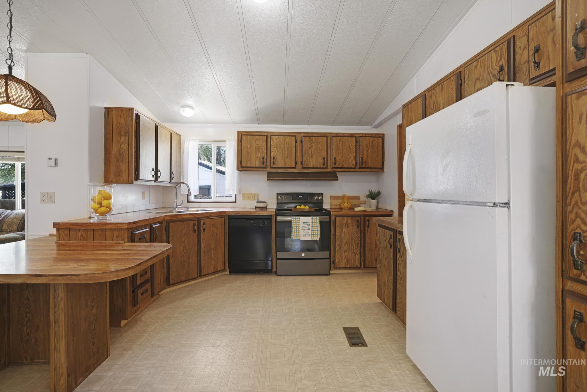 1042 2nd Ave. W, Twin Falls, Idaho 83301, 3 Bedrooms, 2 Bathrooms, Residential For Sale, Price $246,000, 98986733