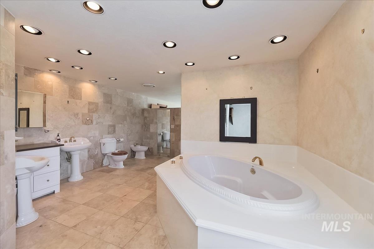 2804 W Sunrise Rim Rd, Boise, Idaho 83705, 5 Bedrooms, 3.5 Bathrooms, Residential For Sale, Price $749,000, 98986798