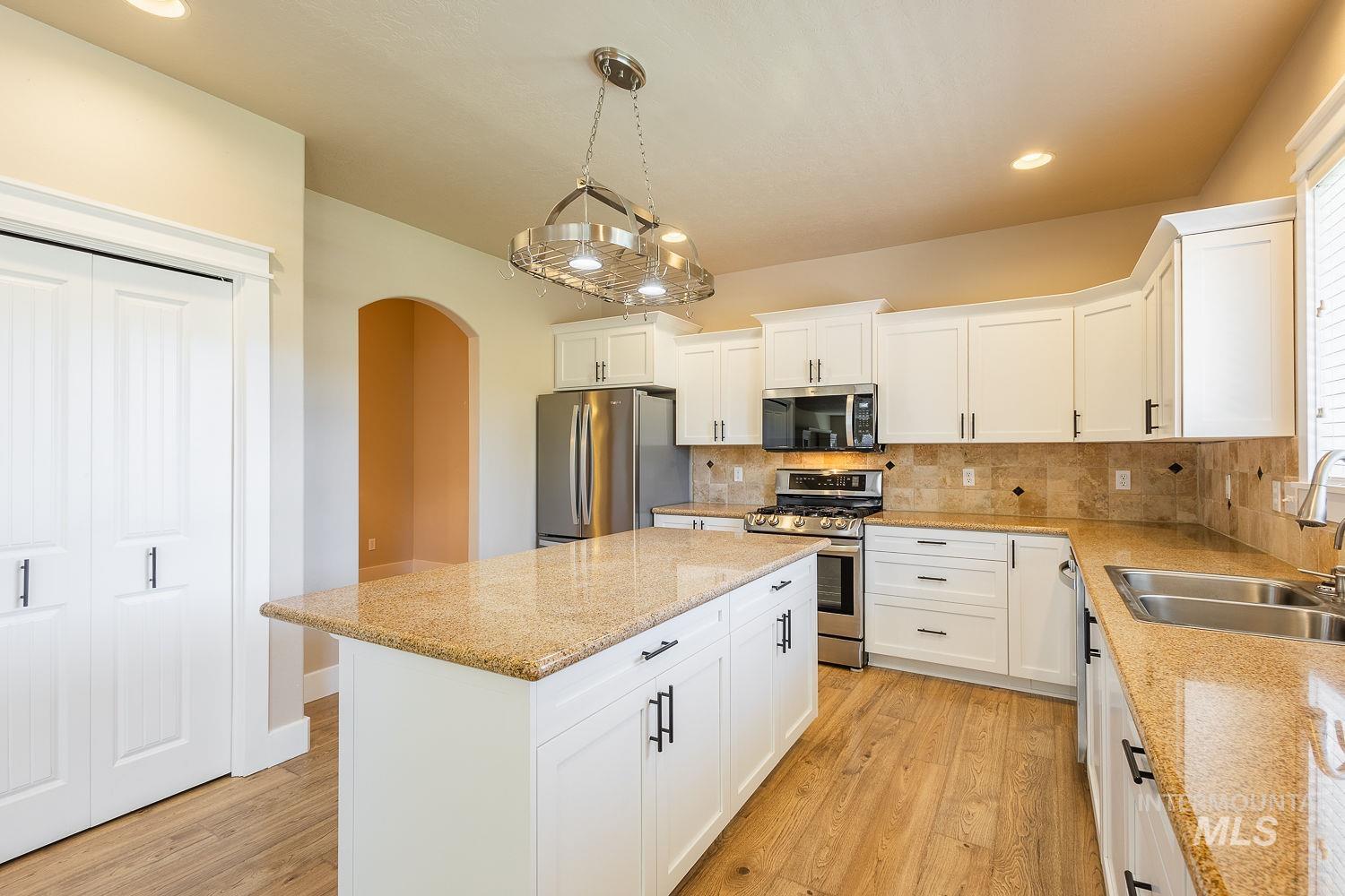 10170 W Broadford Drive, Star, Idaho 83669, 3 Bedrooms, 2 Bathrooms, Residential For Sale, Price $559,990, 98986805