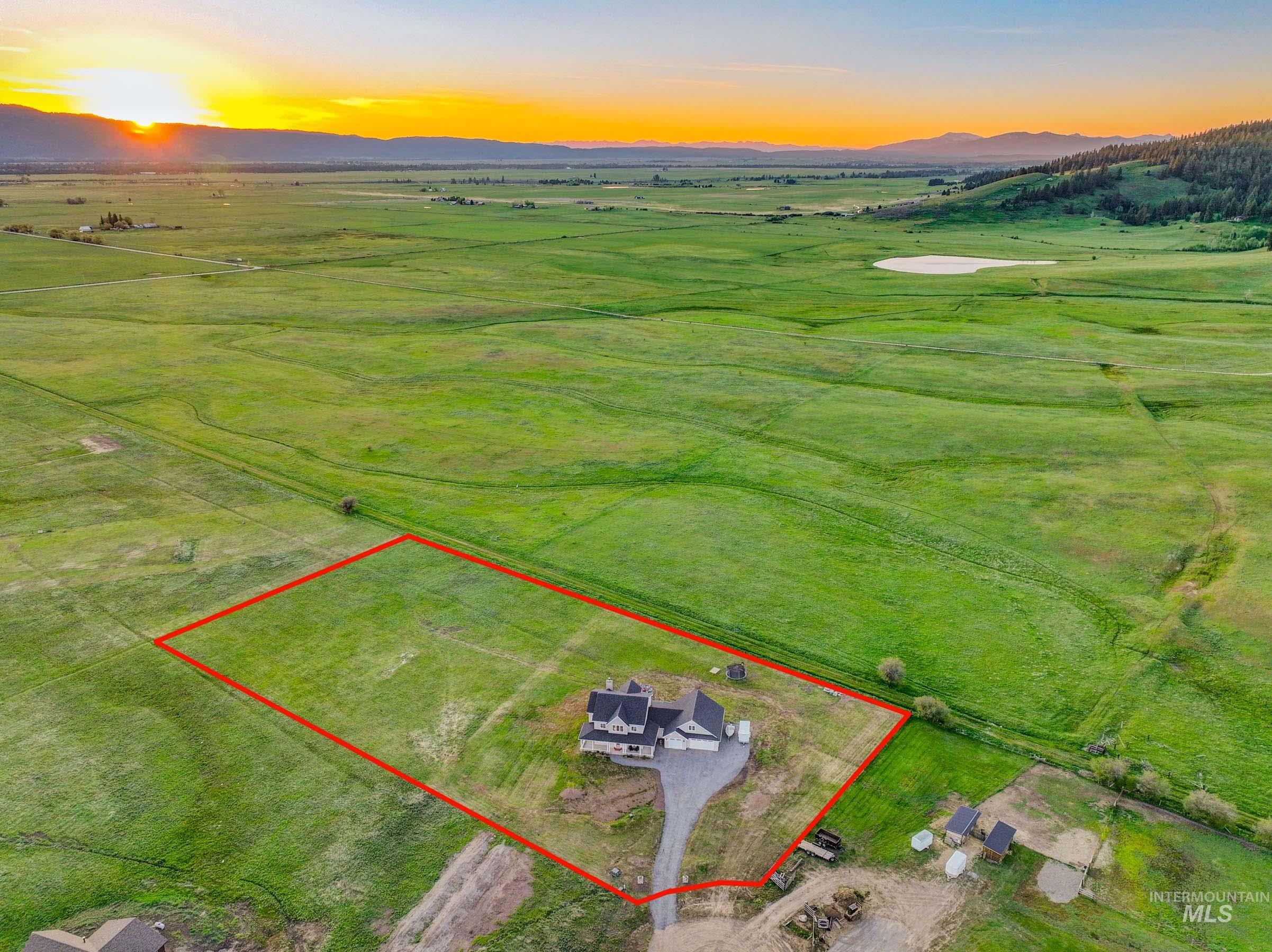 97 Chisum Dr, Donnelly, Idaho 83615, 4 Bedrooms, 3.5 Bathrooms, Residential For Sale, Price $1,349,000,MLS 98986806