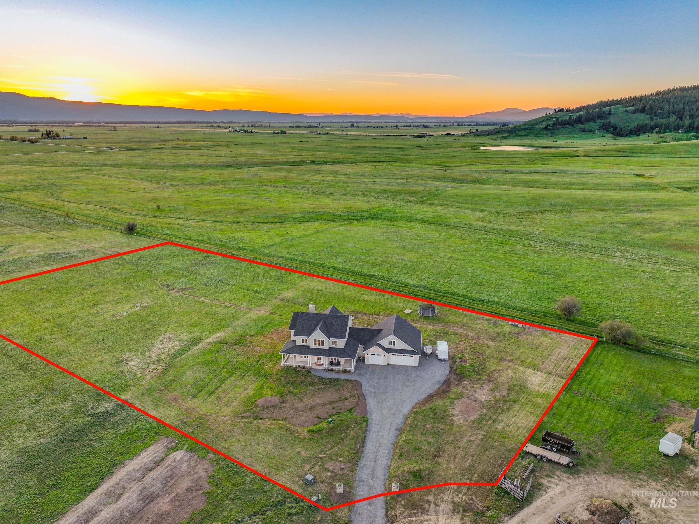 97 Chisum Dr, Donnelly, Idaho 83615, 4 Bedrooms, 3.5 Bathrooms, Residential For Sale, Price $1,349,000,MLS 98986806