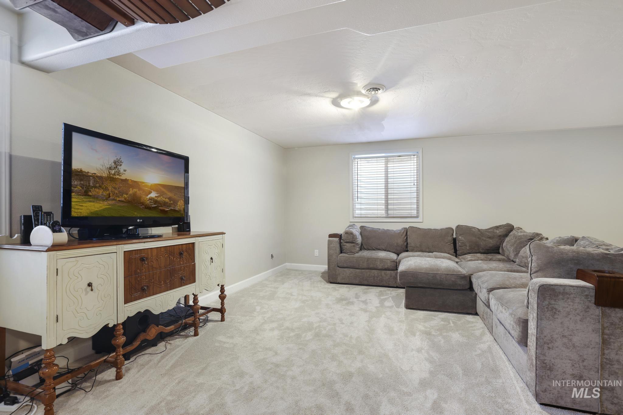208 Diamond Dr., Kimberly, Idaho 83341, 5 Bedrooms, 2 Bathrooms, Residential For Sale, Price $559,900, 98986809
