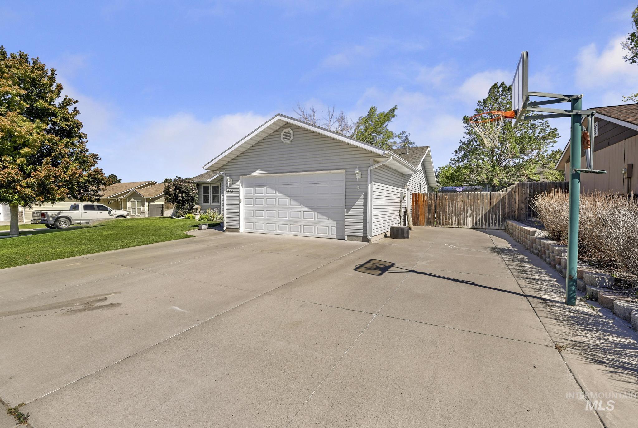 208 Diamond Dr., Kimberly, Idaho 83341, 5 Bedrooms, 2 Bathrooms, Residential For Sale, Price $559,900, 98986809