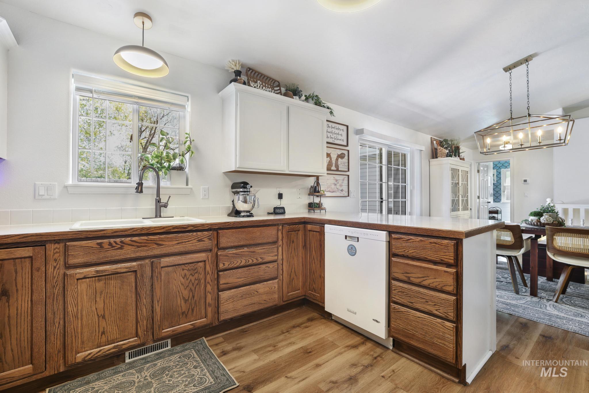 208 Diamond Dr., Kimberly, Idaho 83341, 5 Bedrooms, 2 Bathrooms, Residential For Sale, Price $559,900, 98986809