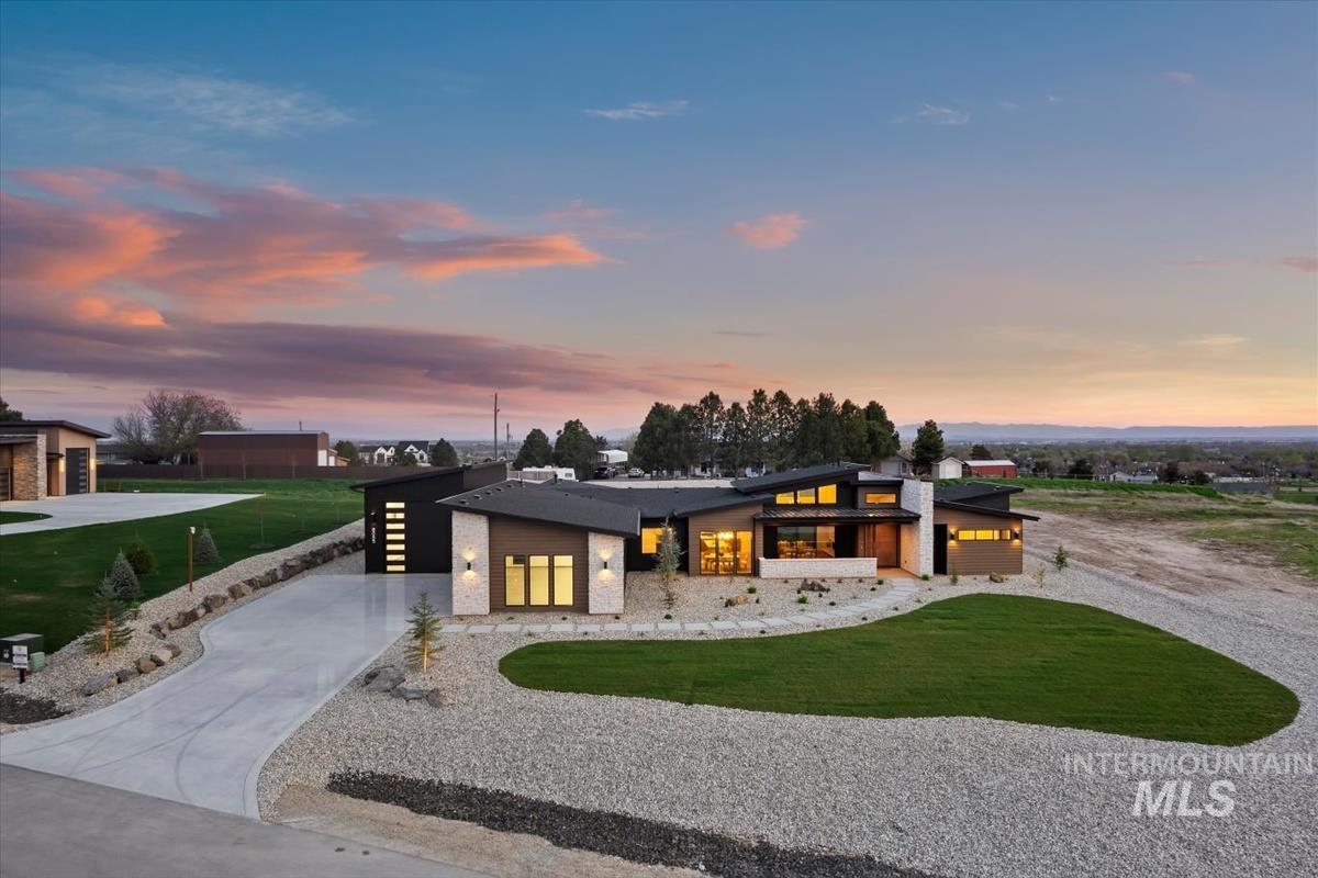 8085 Quail Hollow Dr, Middleton, Idaho 83644, 4 Bedrooms, 4.5 Bathrooms, Residential For Sale, Price $1,659,900,MLS 98986813