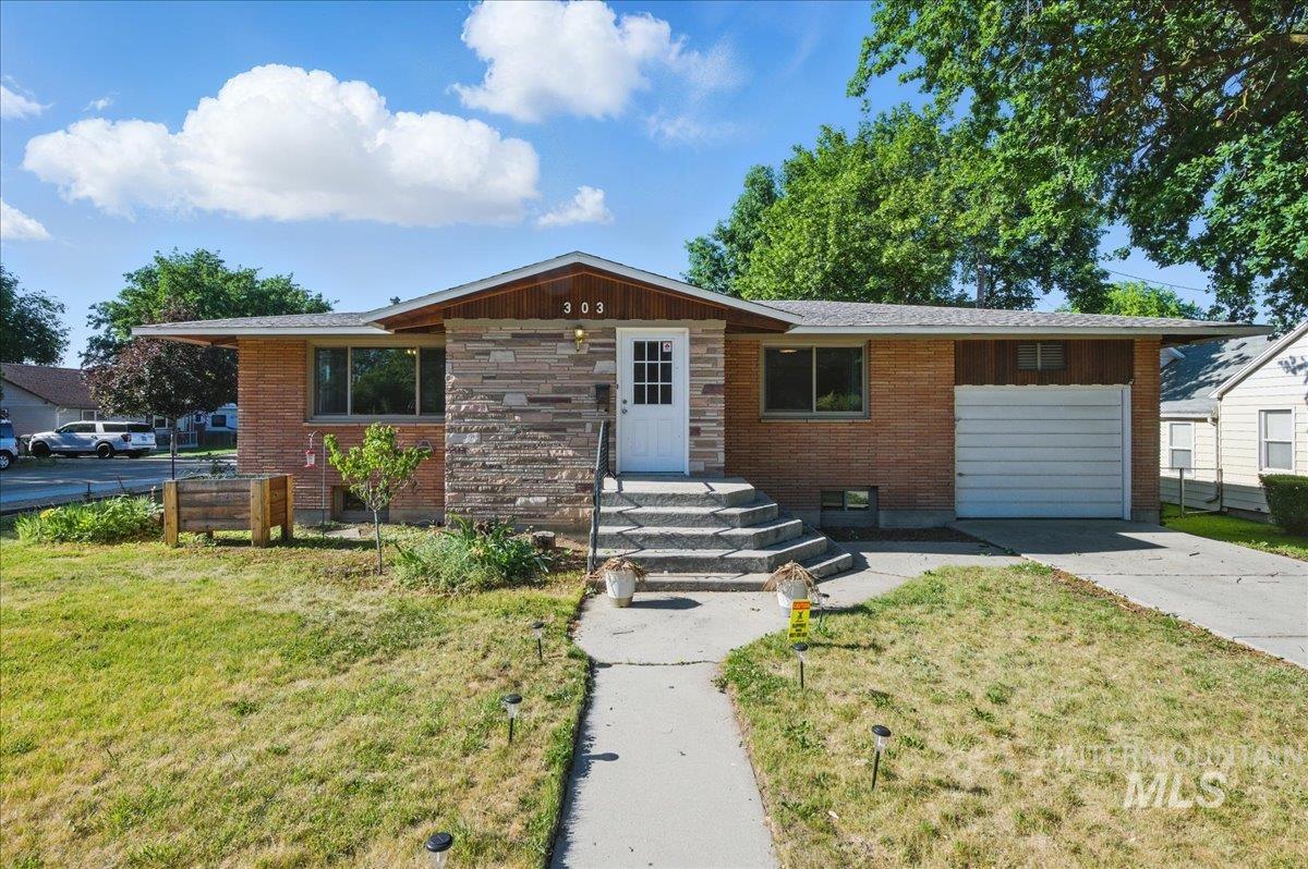 303 W Pine Ave, Meridian, Idaho 83642, 2 Bedrooms, 1 Bathroom, Residential Income For Sale, Price $470,000, 98986815