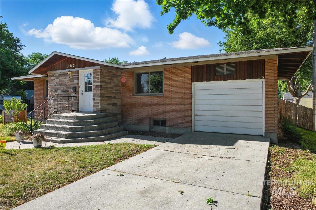 303 W Pine Ave, Meridian, Idaho 83642, 2 Bedrooms, 1 Bathroom, Residential Income For Sale, Price $470,000, 98986815