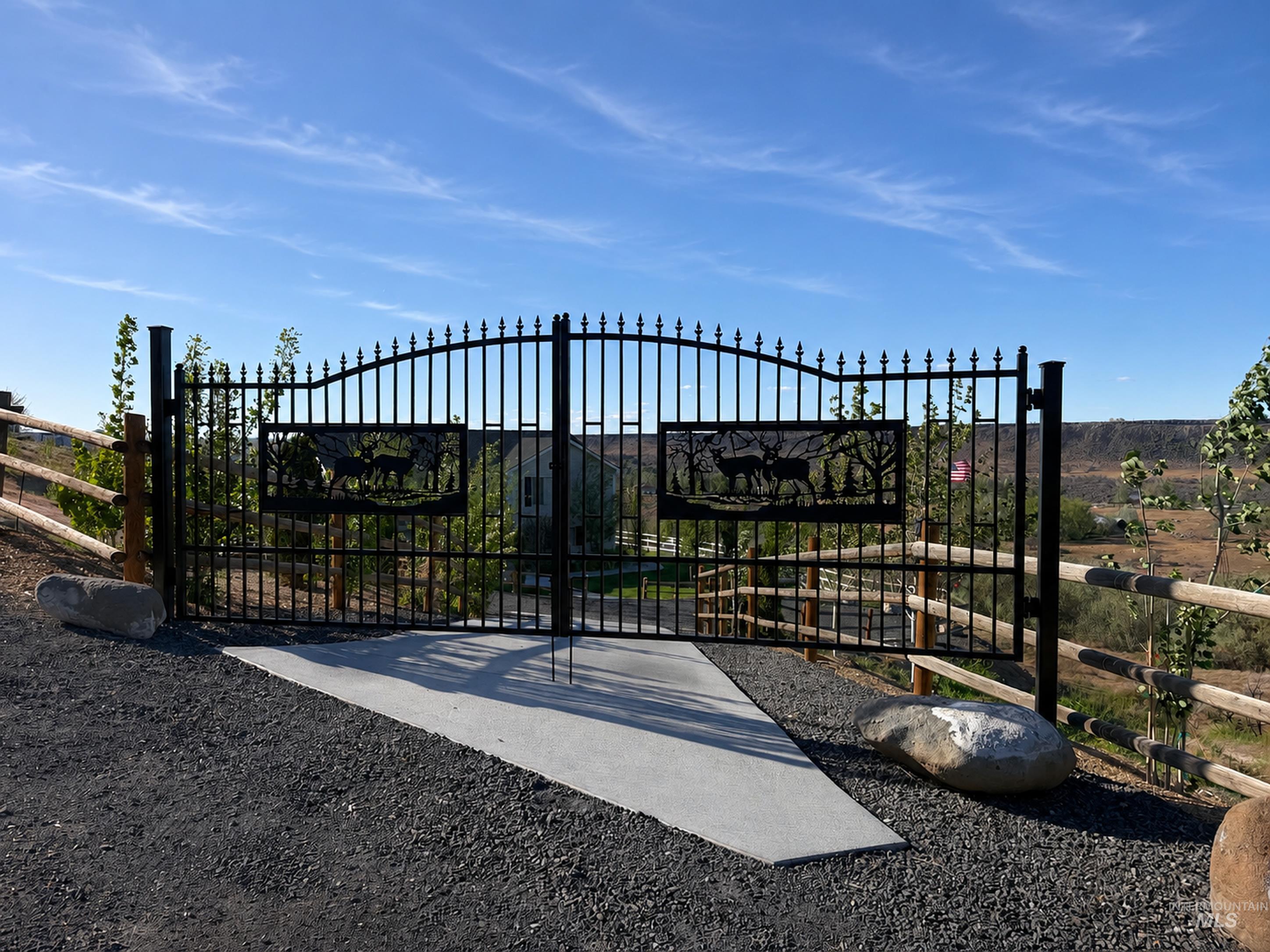 4525 Snake River Mesa Rd, Buhl, Idaho 83316-5145, 5 Bedrooms, 3 Bathrooms, Residential For Sale, Price $735,000,MLS 98986823
