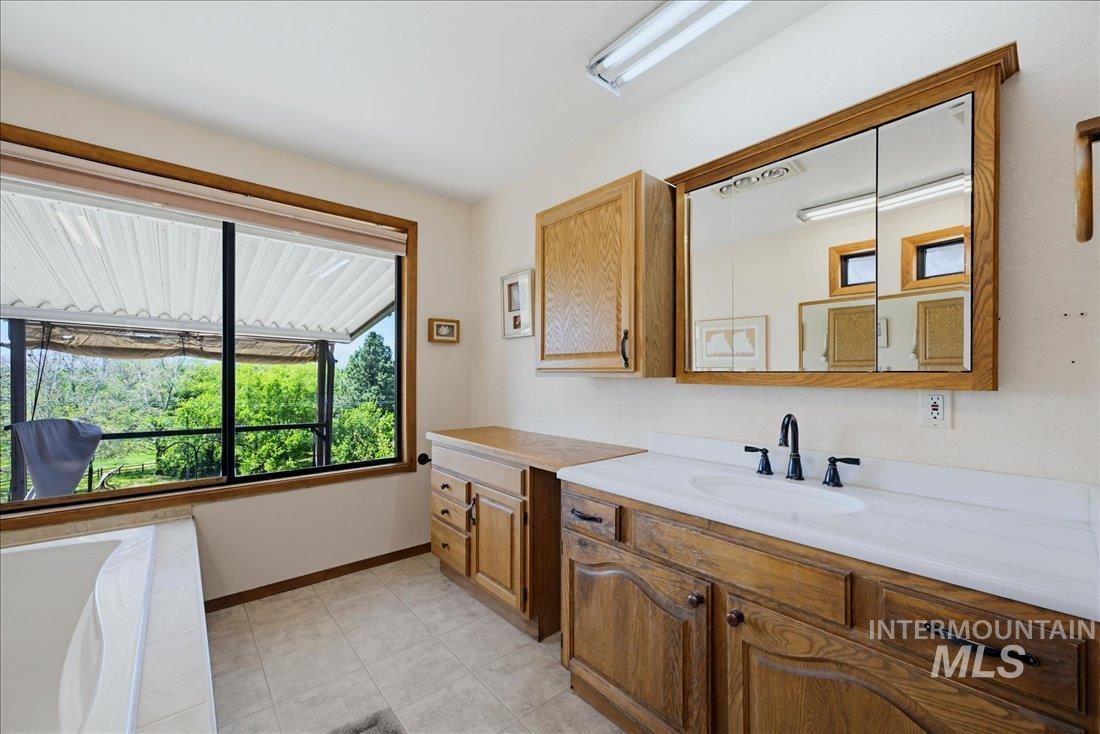 6507 W Summer Hill Drive, Boise, Idaho 83714, 3 Bedrooms, 2 Bathrooms, Residential For Sale, Price $619,000,MLS 98986828