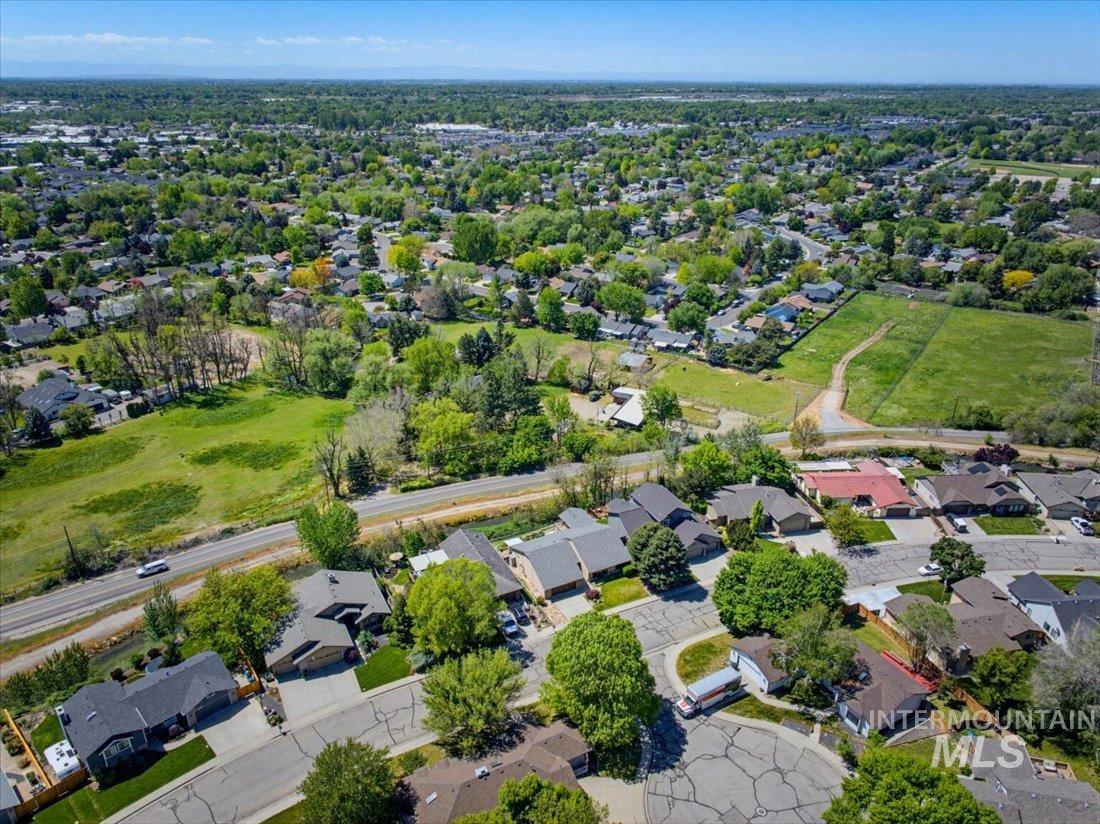 6507 W Summer Hill Drive, Boise, Idaho 83714, 3 Bedrooms, 2 Bathrooms, Residential For Sale, Price $619,000,MLS 98986828