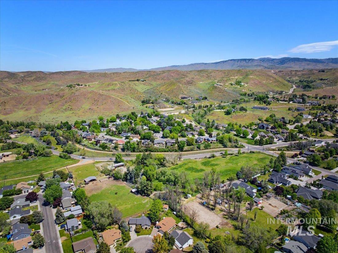6507 W Summer Hill Drive, Boise, Idaho 83714, 3 Bedrooms, 2 Bathrooms, Residential For Sale, Price $619,000,MLS 98986828