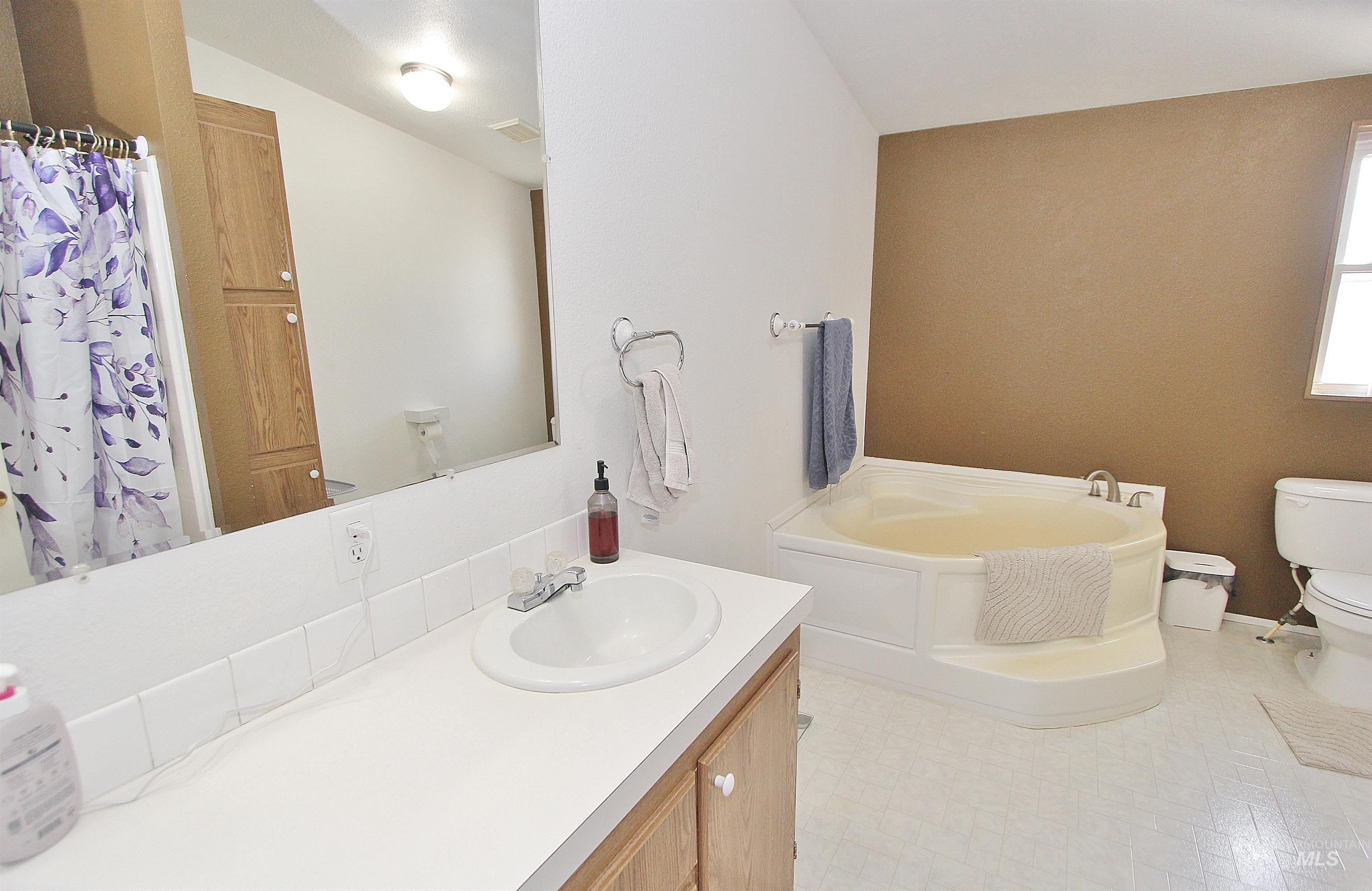 10289 W Desert Duck Ave, Mountain Home, Idaho 83647, 4 Bedrooms, 2 Bathrooms, Residential For Sale, Price $440,000,MLS 98986847