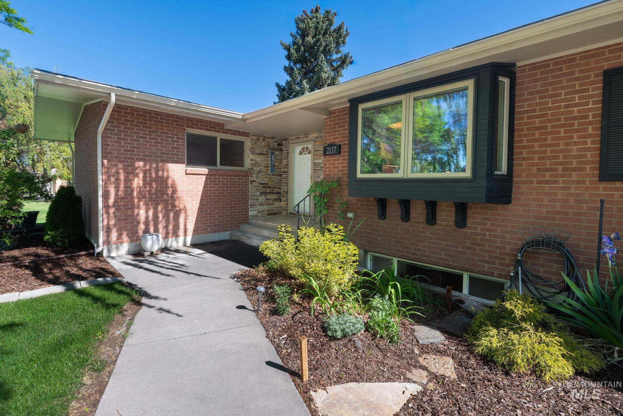 2137 Hillcrest Drive, Twin Falls, Idaho 83301, 5 Bedrooms, 3 Bathrooms, Residential For Sale, Price $575,000,MLS 98986853