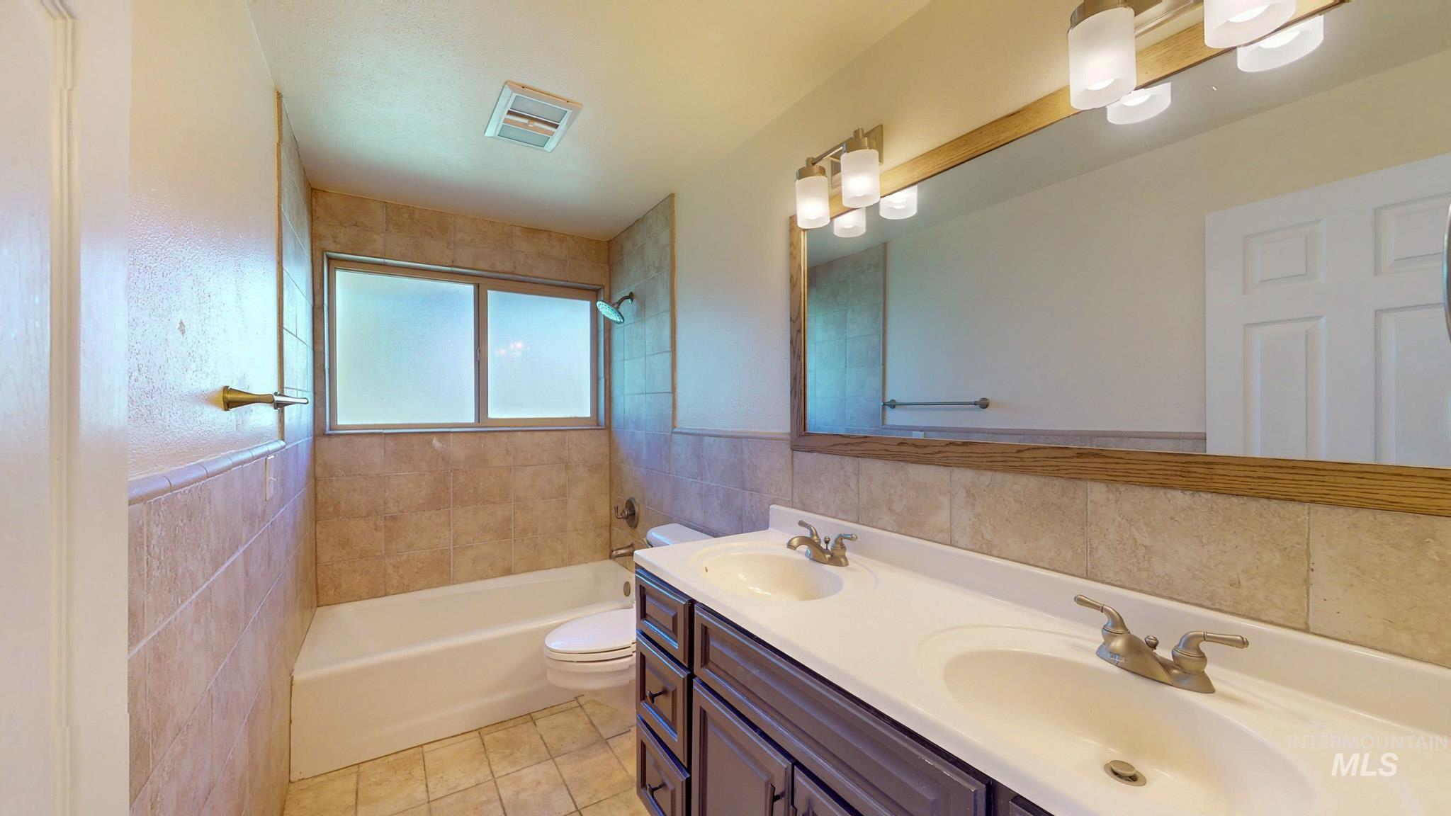 2137 Hillcrest Drive, Twin Falls, Idaho 83301, 5 Bedrooms, 3 Bathrooms, Residential For Sale, Price $575,000,MLS 98986853