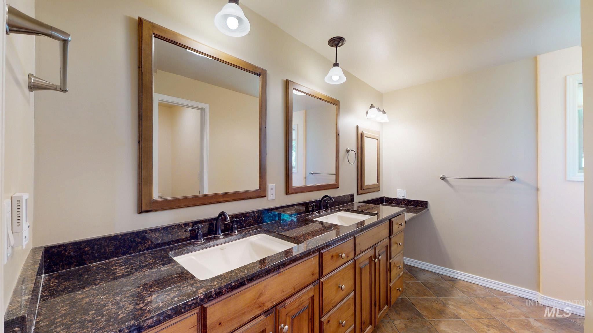 2137 Hillcrest Drive, Twin Falls, Idaho 83301, 5 Bedrooms, 3 Bathrooms, Residential For Sale, Price $575,000,MLS 98986853