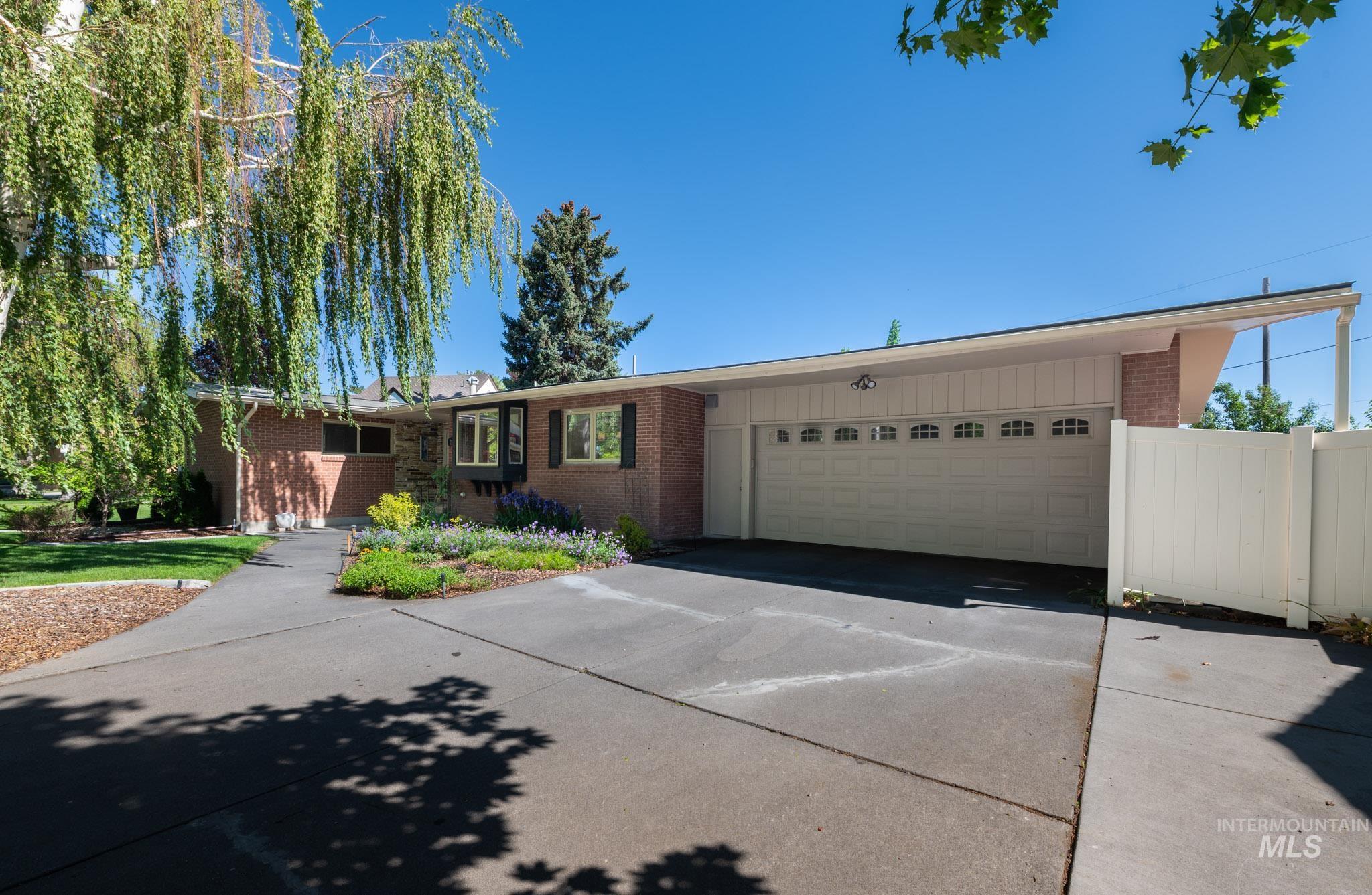 2137 Hillcrest Drive, Twin Falls, Idaho 83301, 5 Bedrooms, 3 Bathrooms, Residential For Sale, Price $575,000,MLS 98986853