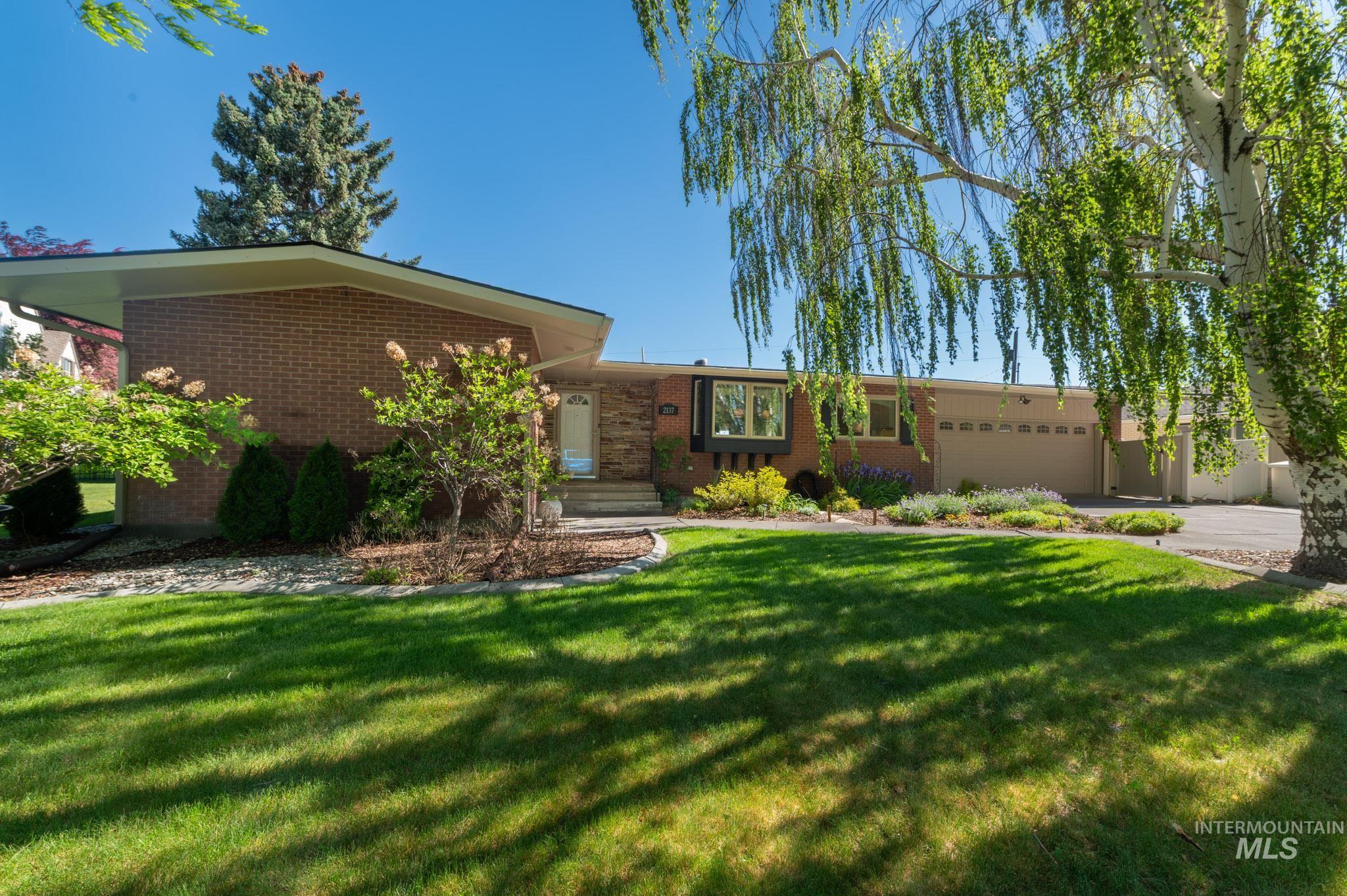2137 Hillcrest Drive, Twin Falls, Idaho 83301, 5 Bedrooms, 3 Bathrooms, Residential For Sale, Price $575,000,MLS 98986853