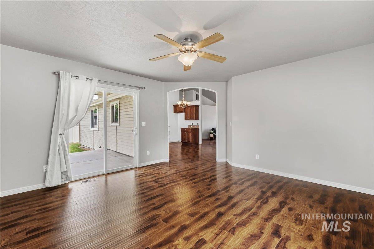 1927 S Sandcrest Drive, Nampa, Idaho 83686, 3 Bedrooms, 2 Bathrooms, Residential For Sale, Price $400,000,MLS 98986854