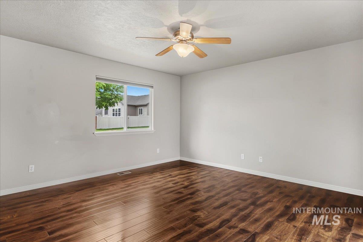 1927 S Sandcrest Drive, Nampa, Idaho 83686, 3 Bedrooms, 2 Bathrooms, Residential For Sale, Price $400,000,MLS 98986854